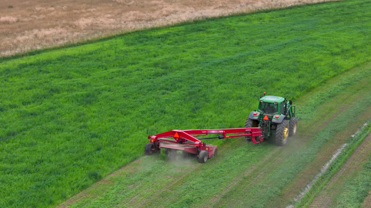 ⁇  을  ⁇ 는 것: 브리티시 컬럼비아 에서  ⁇  을 수확 하는 초록색 트랙터 의 공중 사진