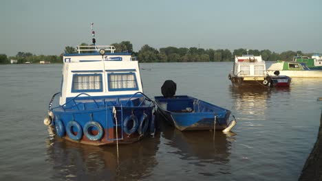 Barcos-En-El-Río-Sava-En-El-Distrito-De-Brcko,-Bosnia-Y-Herzegovina