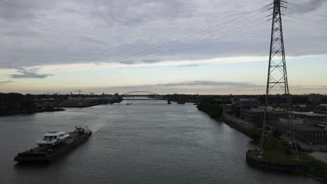 Barco-Pontón-Que-Transporta-Parte-De-Un-Yate-A-Través-Del-Río-Beneden-Merwede-En-Países-Bajos-En-Un-Día-Nublado