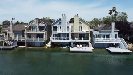 Pullback-Shot-Of-Unique-Villa-Cottage-With-Nice-Terrace-Located-In-Parkside-Aquatic-Park,-San-Mateo,-California