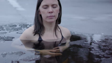 La-Mujer-Que-Se-Baña-En-Hielo-Junta-Las-Manos-Y-Respira-Tranquilamente