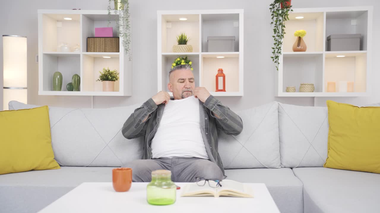 좋은  ⁇ 새를 맡는 노인은 행복합니다.