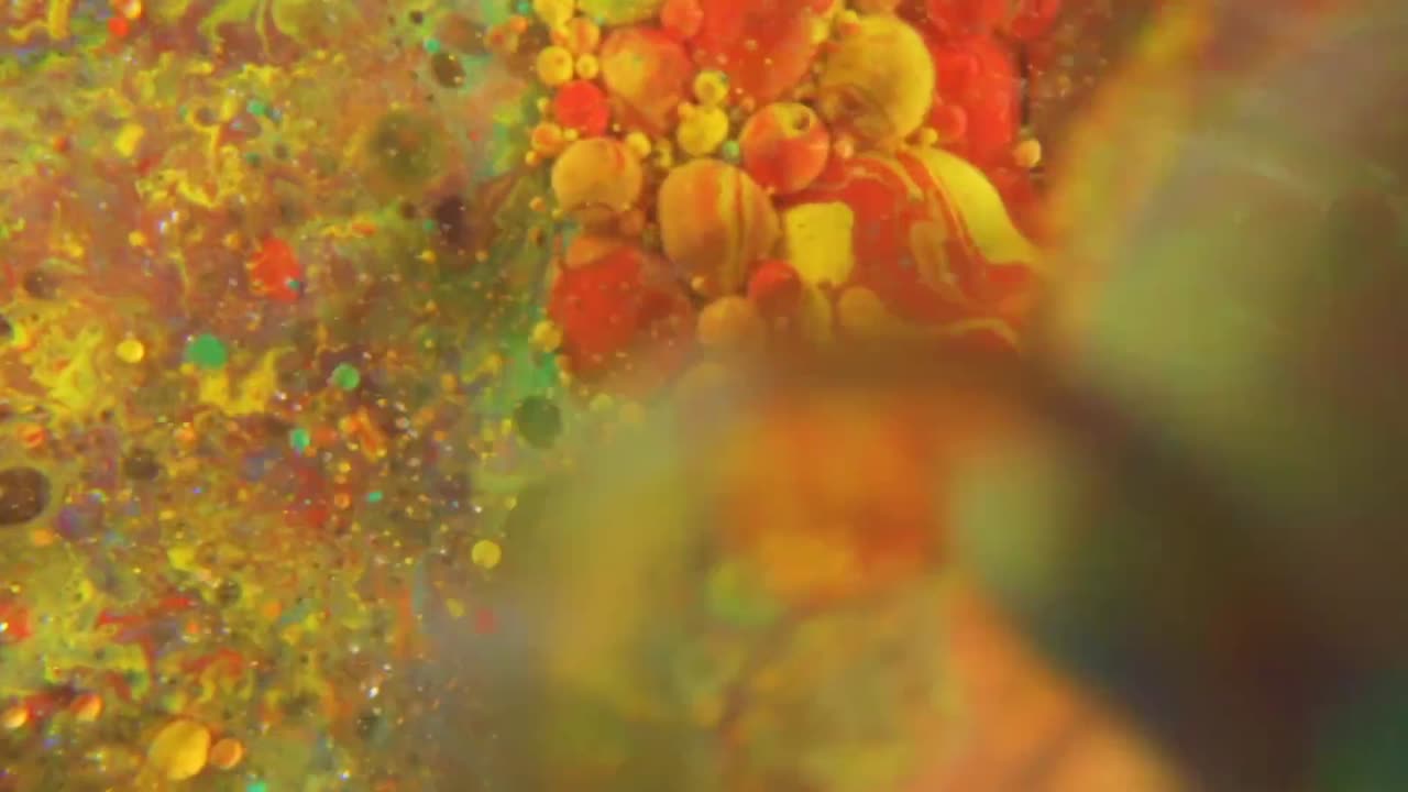 los colores de la pintura al óleo se mezclan, forman una mezcla fluida interrumpida por burbujas, lo que resulta en un retrato abstracto y artístico que encapsula la esencia de la creatividad y la expresión.