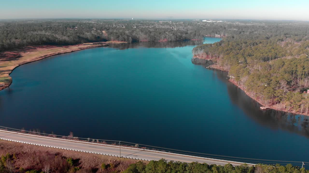 imágenes aéreas de 4k de una carretera frente al lago en columbia, sc