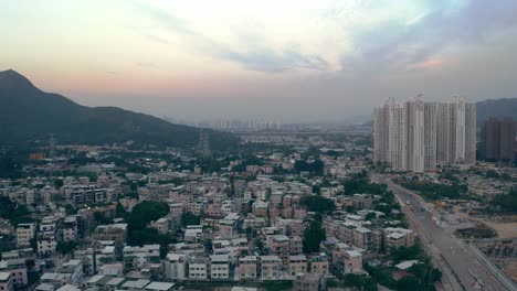 Terreno-De-Urbanización-Con-Casas-Y-Vivienda-Pública-Durante-La-Puesta-De-Sol-Con-Montañas-Alrededor