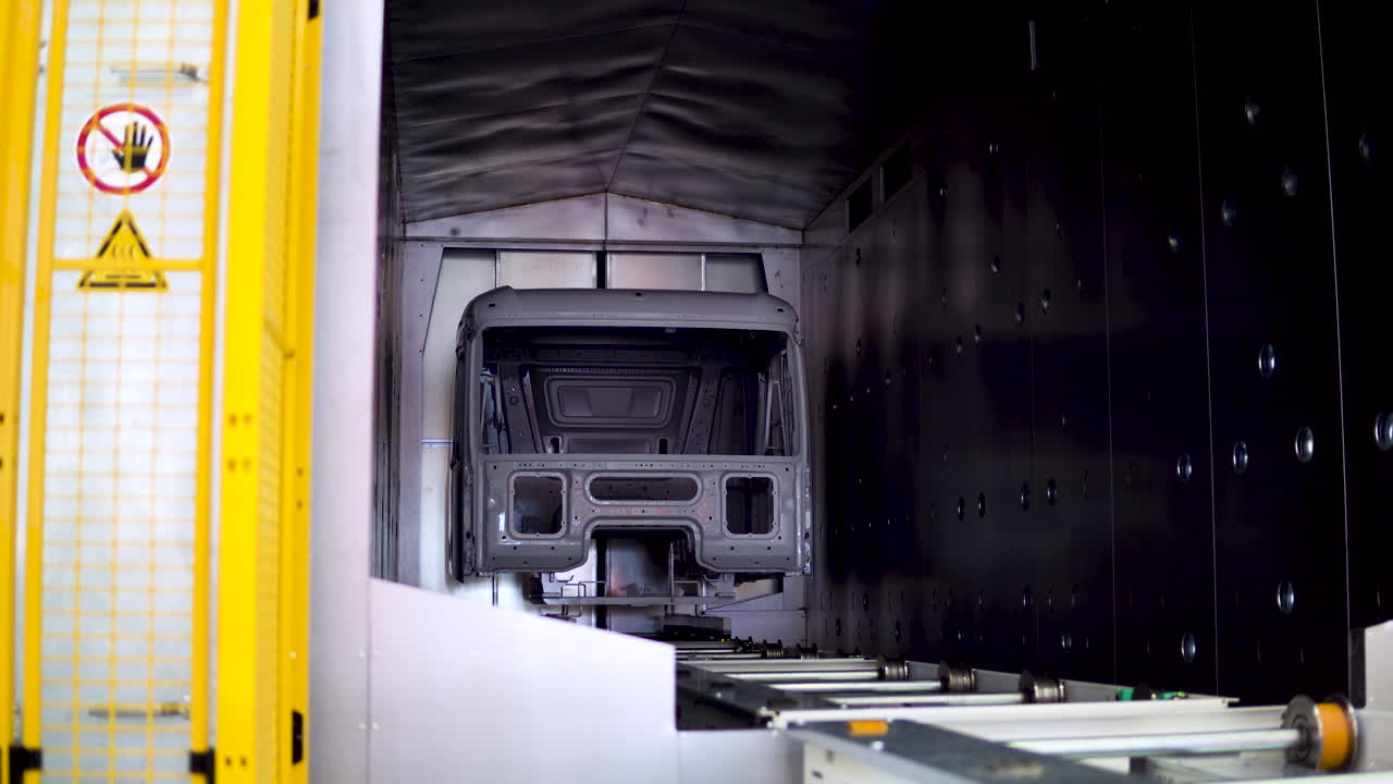proceso de pintura de la cabina del camión en una fábrica