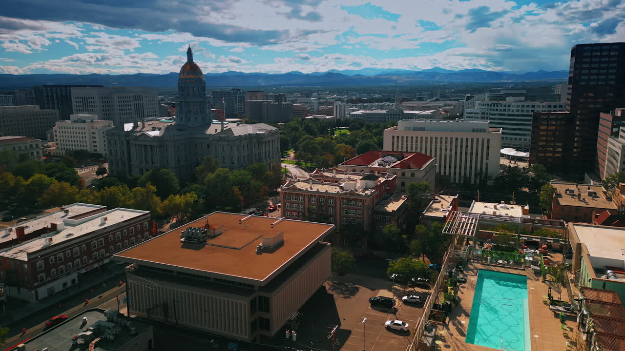 Denver, USA, 28 luglio 2025: filmato dell'edificio con piscina sul tetto. Vista sul Colorado State Capitol nello scenario di Denver, Colorado, USA. Il cielo è coperto di nuvole.