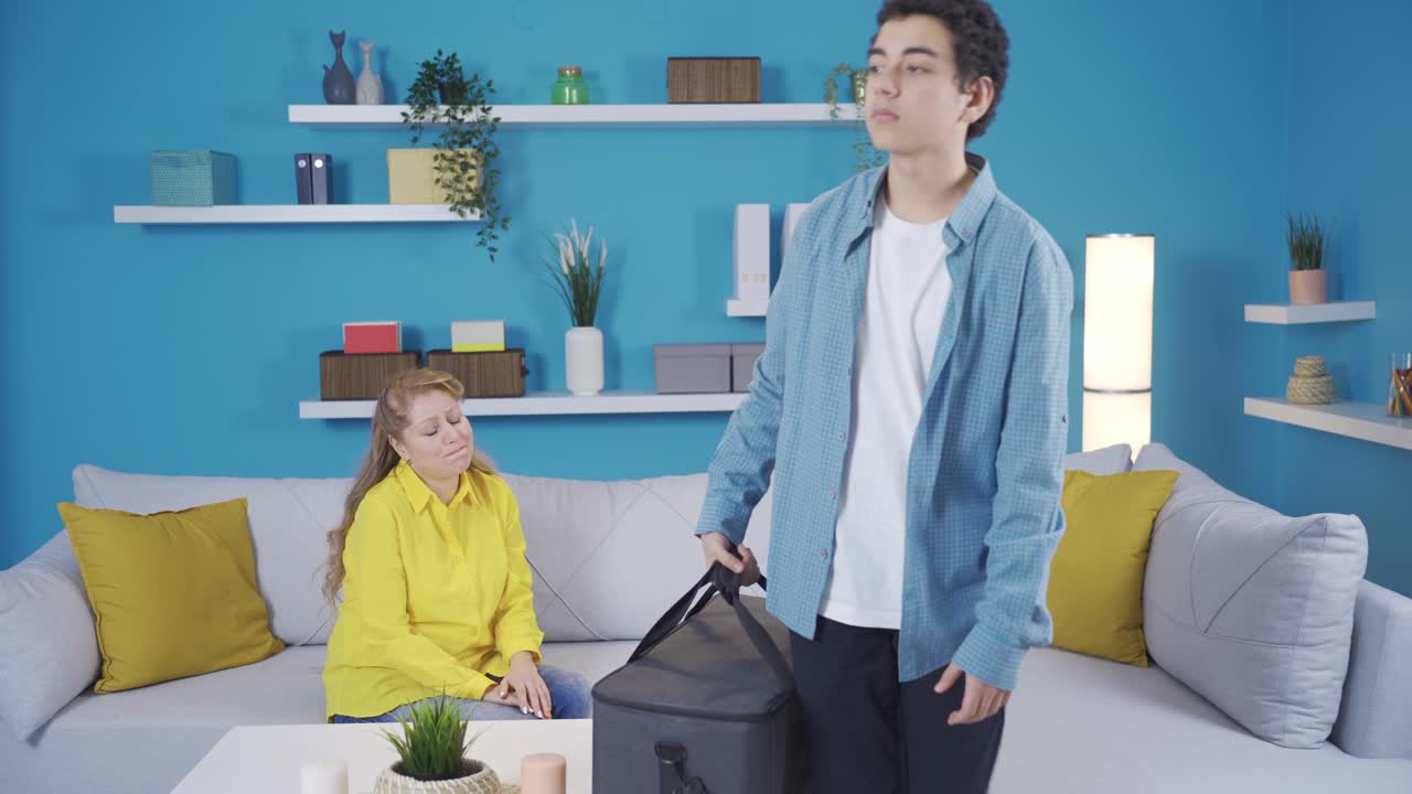 우울한 젊은이가 집을 떠나고 있다. 자유로운 젊은이.