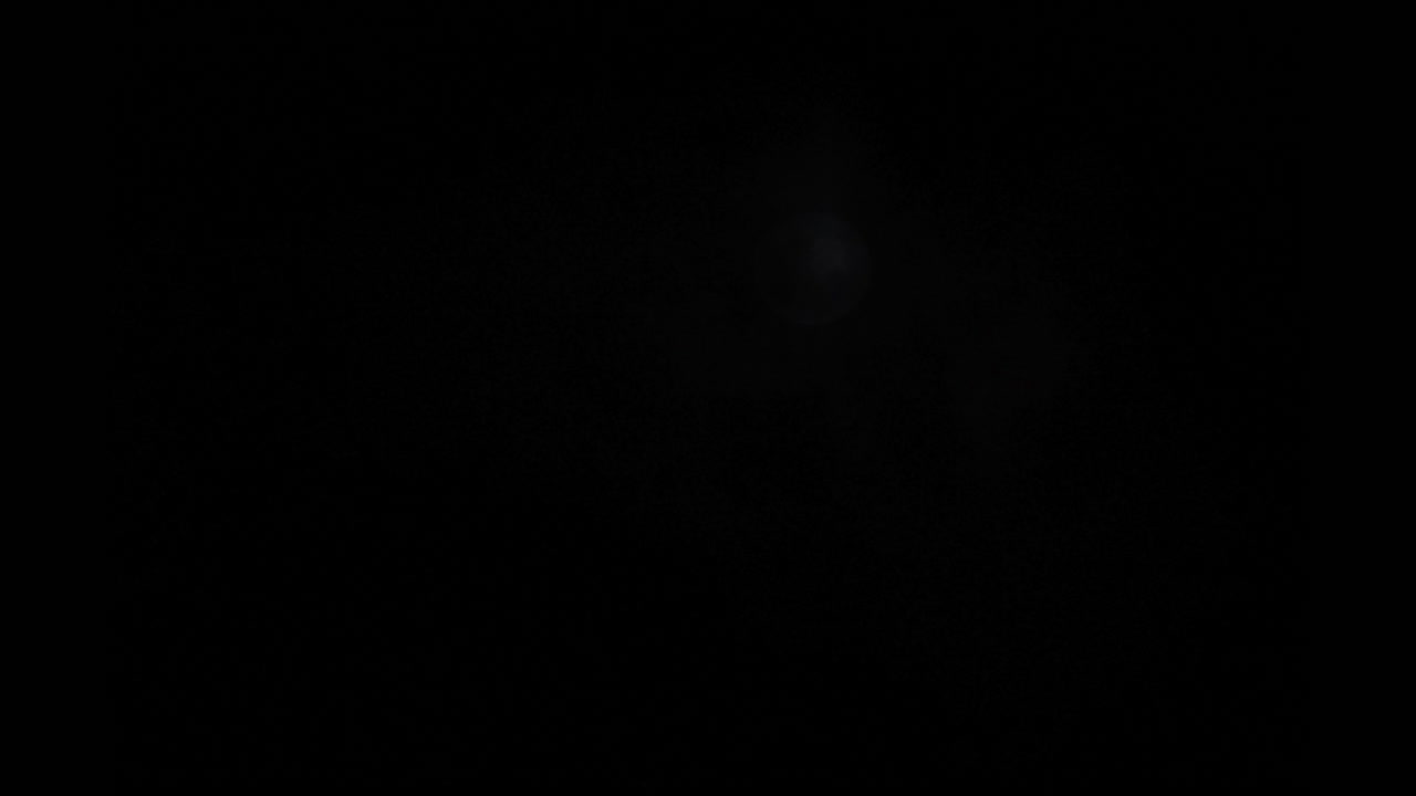 Time-lapse da Superlua durante uma noite nublada.