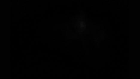 lapso de tiempo de la superluna durante una noche nublada