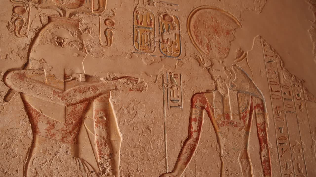 jeroglíficos coloridos en los templos del valle de los reyes en luxor, egipto