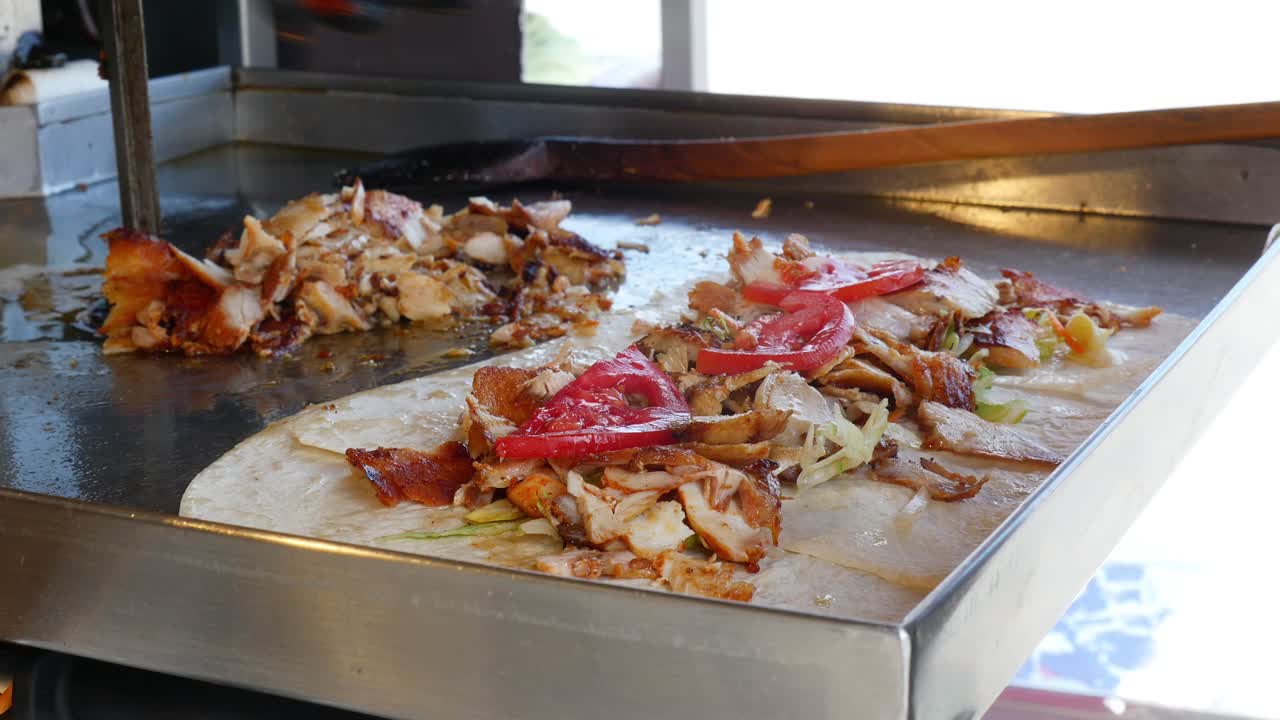 preparando un envoltorio de shawarma