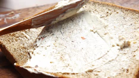 queso con crema en las tostadas.