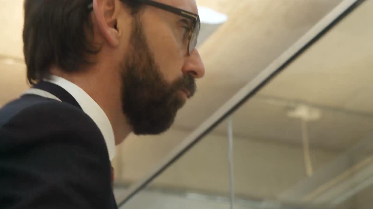 hombre de negocios escribiendo en una nota adhesiva de 4k