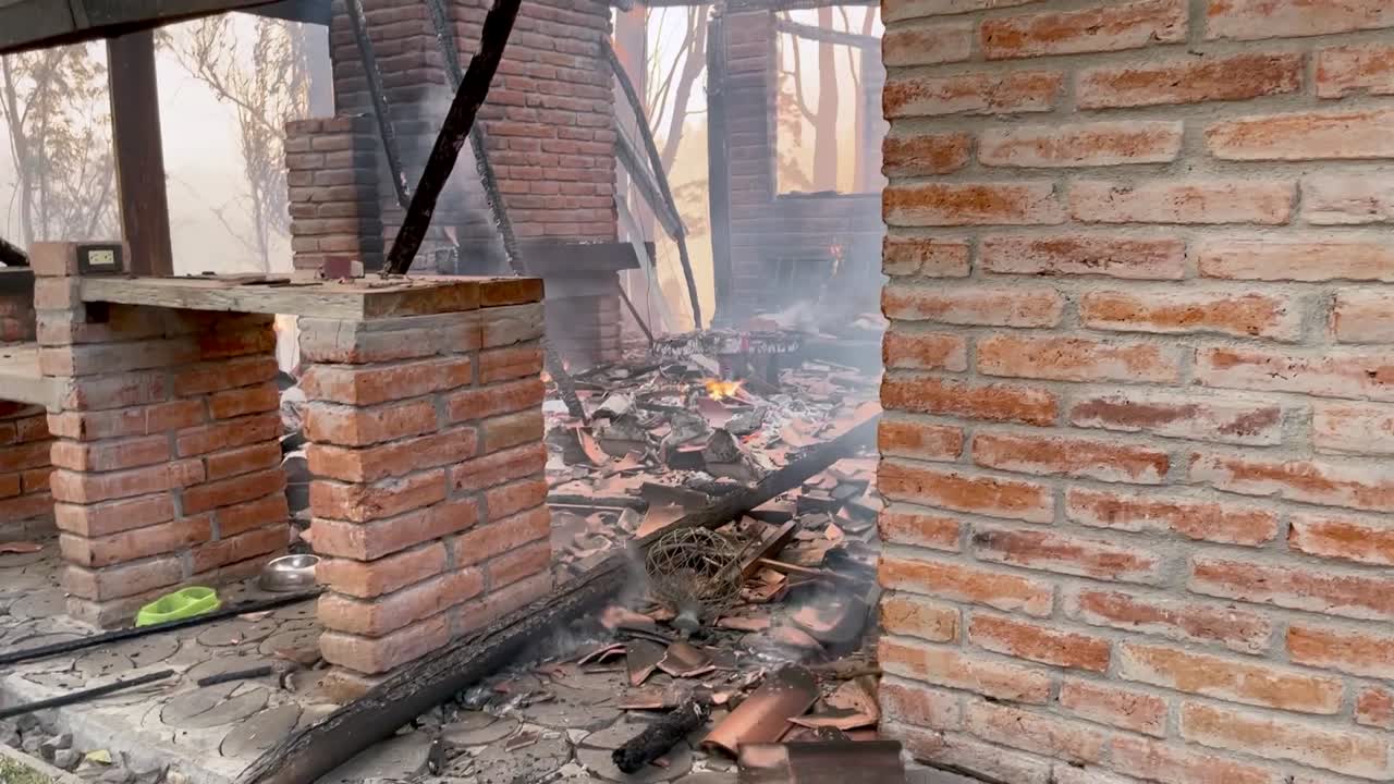 una casa ha sido destruida por un incendio forestal