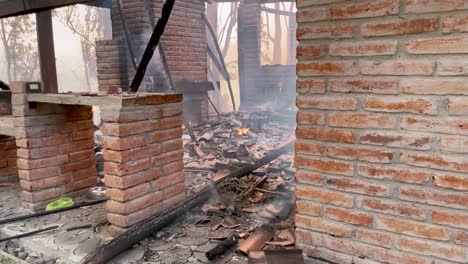 Una-Casa-Ha-Sido-Destruida-Por-Un-Incendio-Forestal