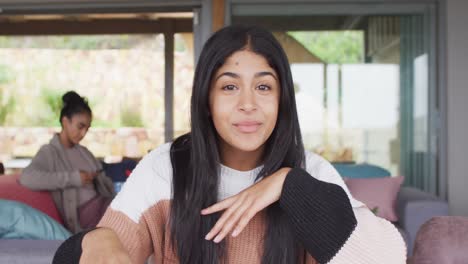 video de una mujer biracial feliz haciendo una videollamada en una computadora portátil