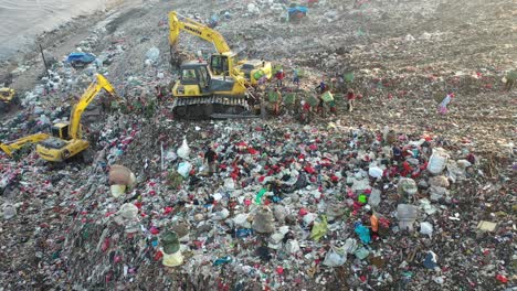 vertedero de basura con trabajadores y maquinaria