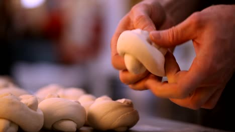dar forma a la masa para panecillos