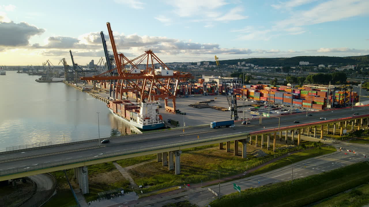 polonia, terminal de contenedores de carga de gdynia -vista panorámica aérea