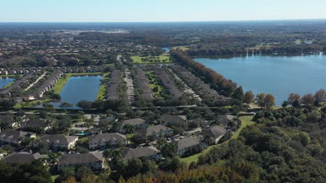 Finca-Moderna-De-Casas-Unifamiliares-En-Los-Suburbios-De-Sarasota,-Florida