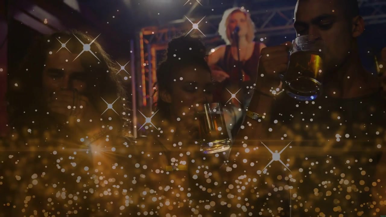 Donna che canta in canotta sotto le luci di un club, esibendosi per gli amici con un microfono, con bokeh dorato