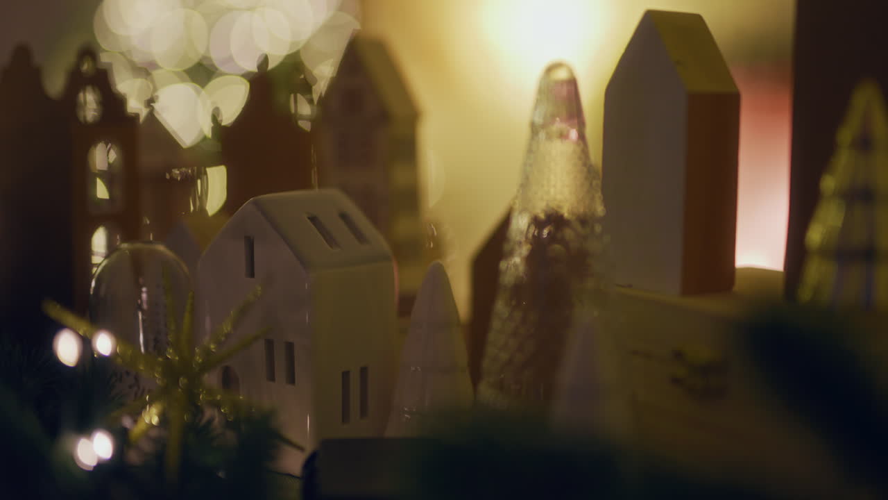 장식 테이블에 반이는 불빛과 크리스마스 장식