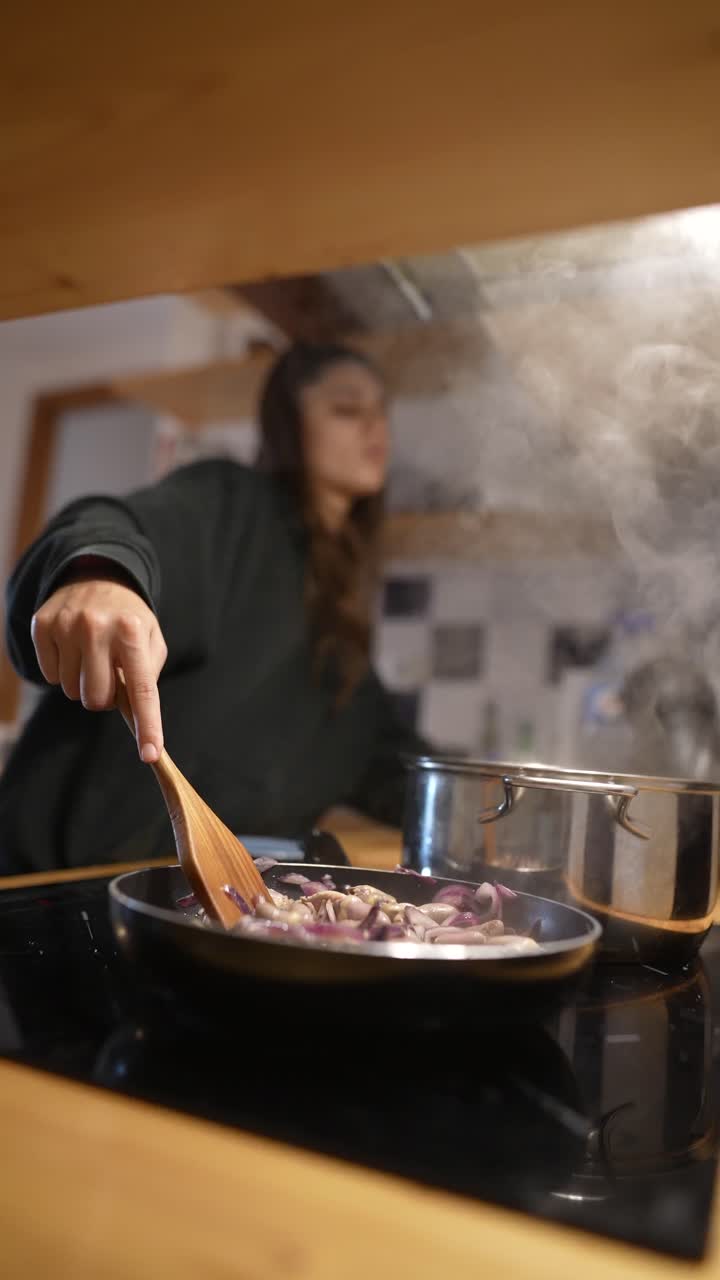 mujer cocinando verduras en una sartén