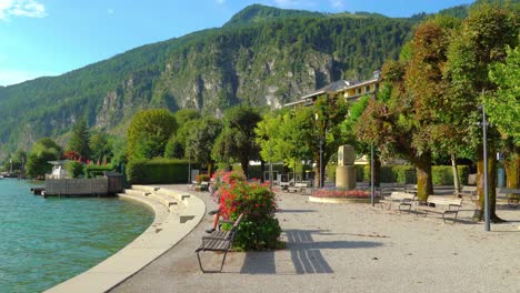 seepromenade of saint gilgen spa town with view to lake wolfgang and mountains in background