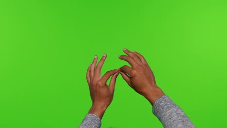 manos fingiendo tocar una pantalla invisible