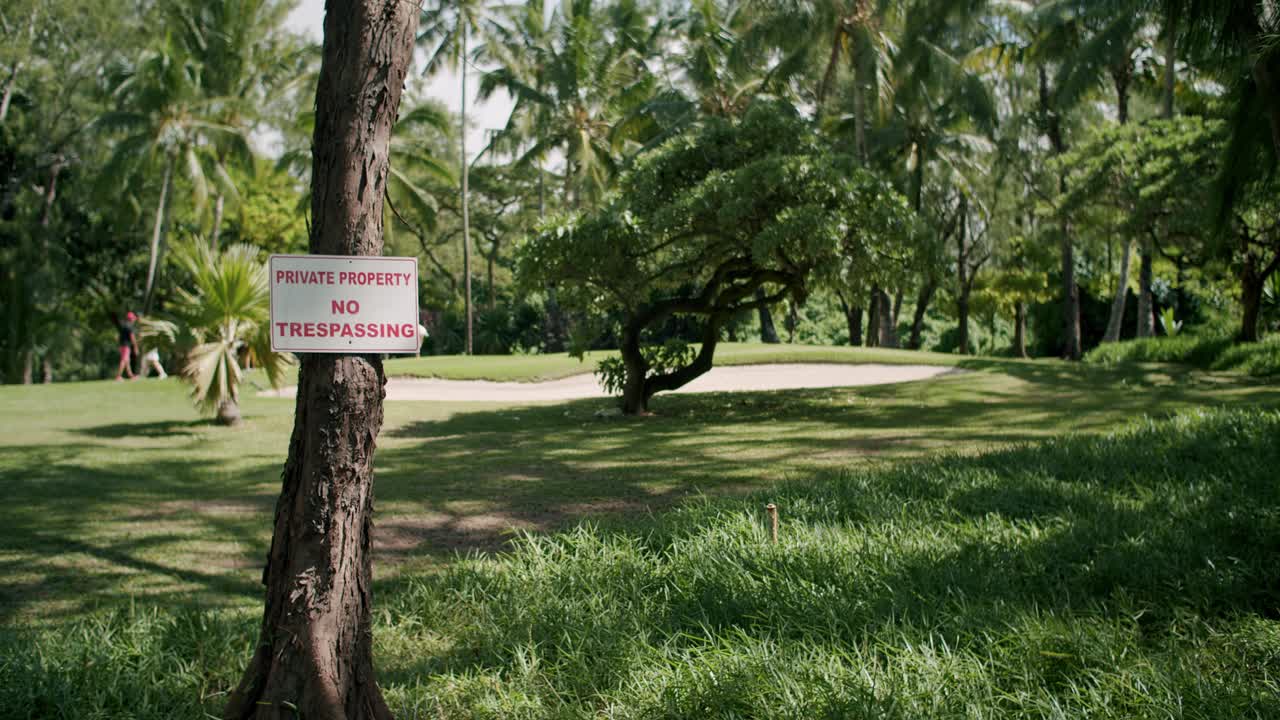 статичный снимок частной площадки для гольфа на изолированном зеленом ландшафтном острове, маврикий, африка