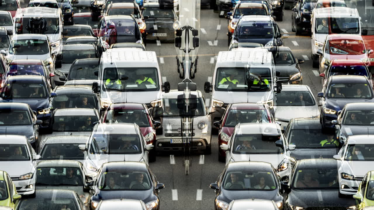 저녁 퇴근 시간 바르셀로나 고속도로의 교통 체증을 추상적인 패턴으로 만들었어요