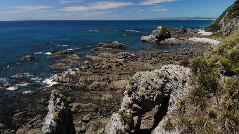 Drones-Vuelan-Sobre-La-Formación-Rocosa-Del-Túnel-En-La-Costa-De-Nueva-Zelanda