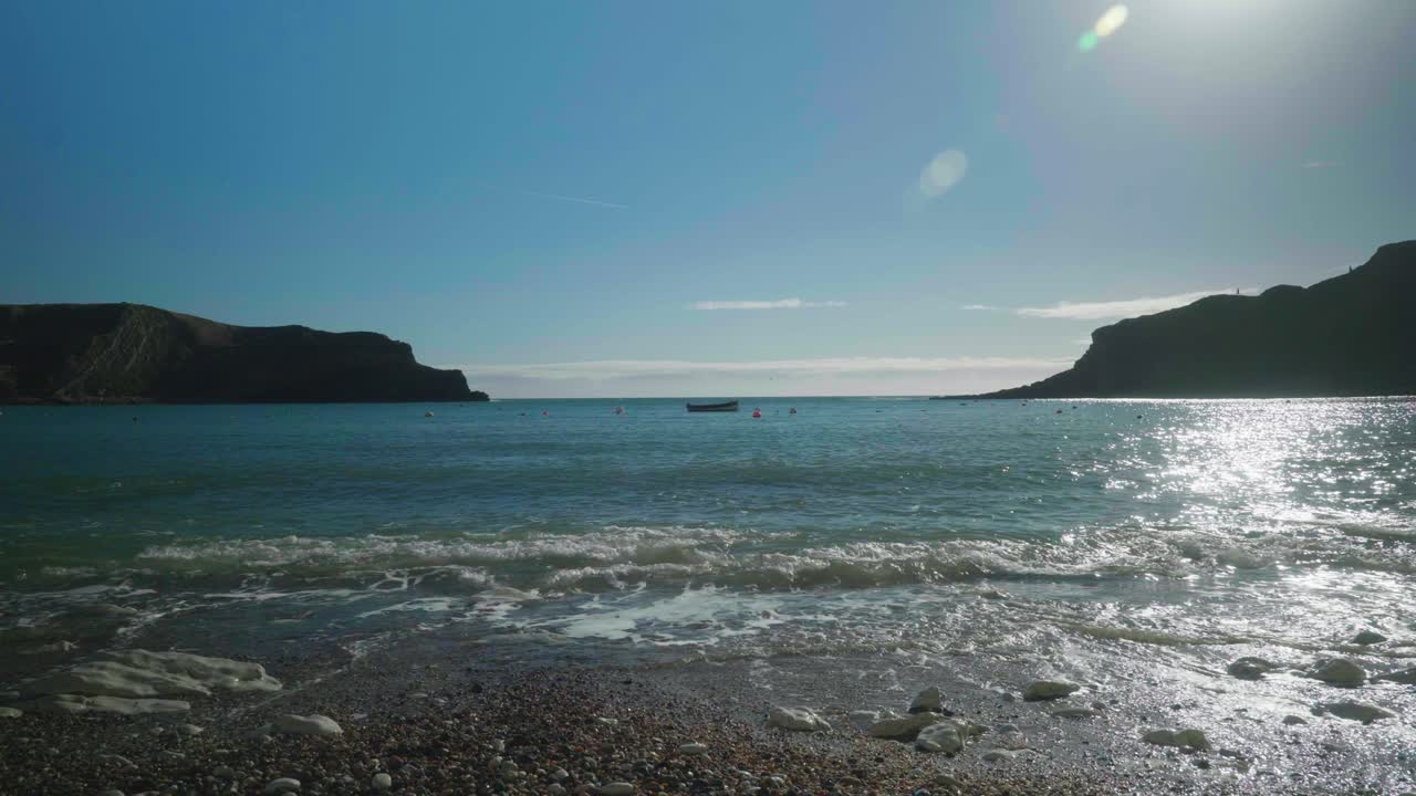 화창한 날 도싯, 룰워스 코브 해변의 4k 영화 풍경 사진