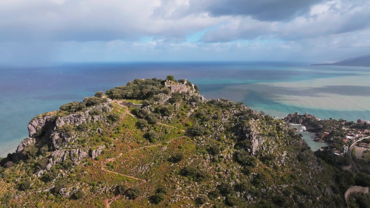 Cefalù, Sicília: Órbita aérea de drone do Pico da Montanha La Rocca, Ruínas Antigas e Vista do Mar Mediterrâneo.