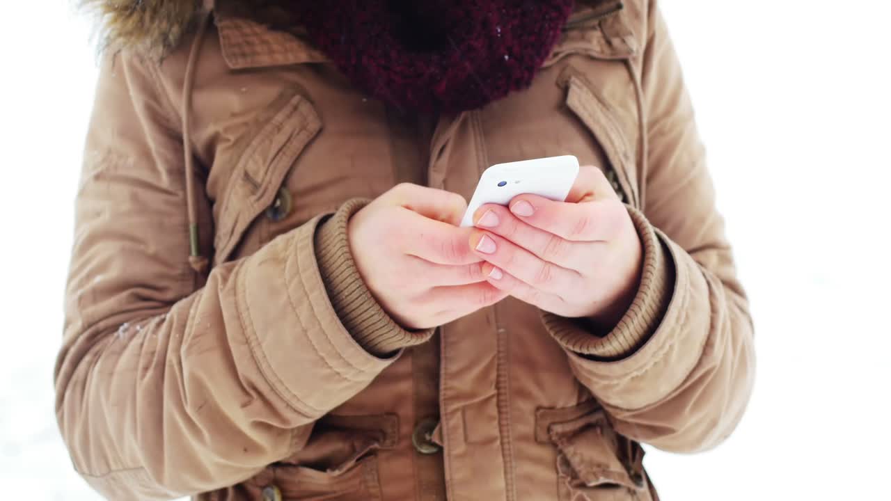 Donna in pelliccia che usa il cellulare