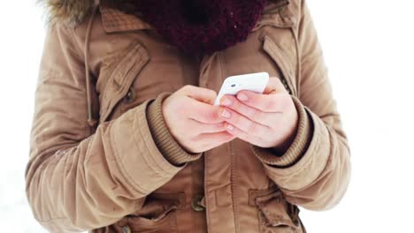 mujer con chaqueta de piel usando teléfono móvil
