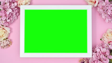 marco de pantalla verde con flores románticas alrededor. animación de movimiento de parada
