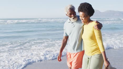 Feliz-Pareja-Afroamericana-Caminando-Y-Hablando-En-La-Playa-Soleada