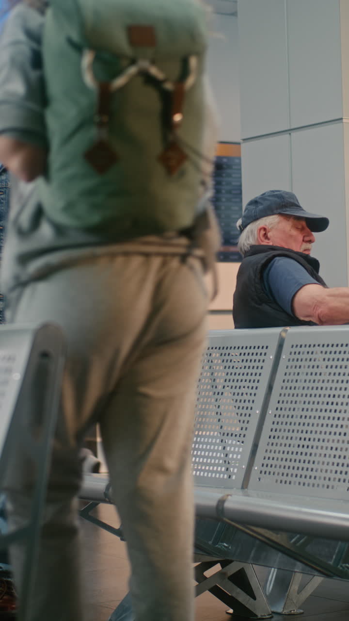 hombre esperando en el aeropuerto