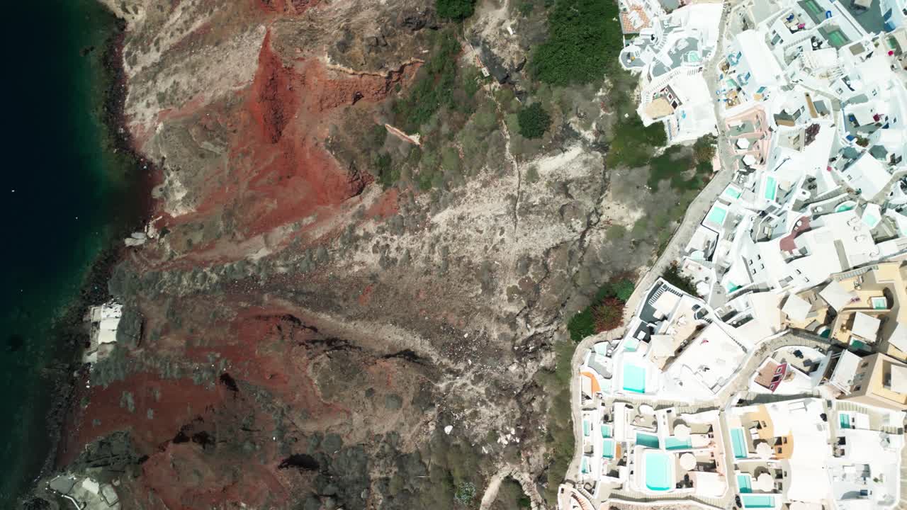 그리스 오이아 산토리니 상공의 공중 드론