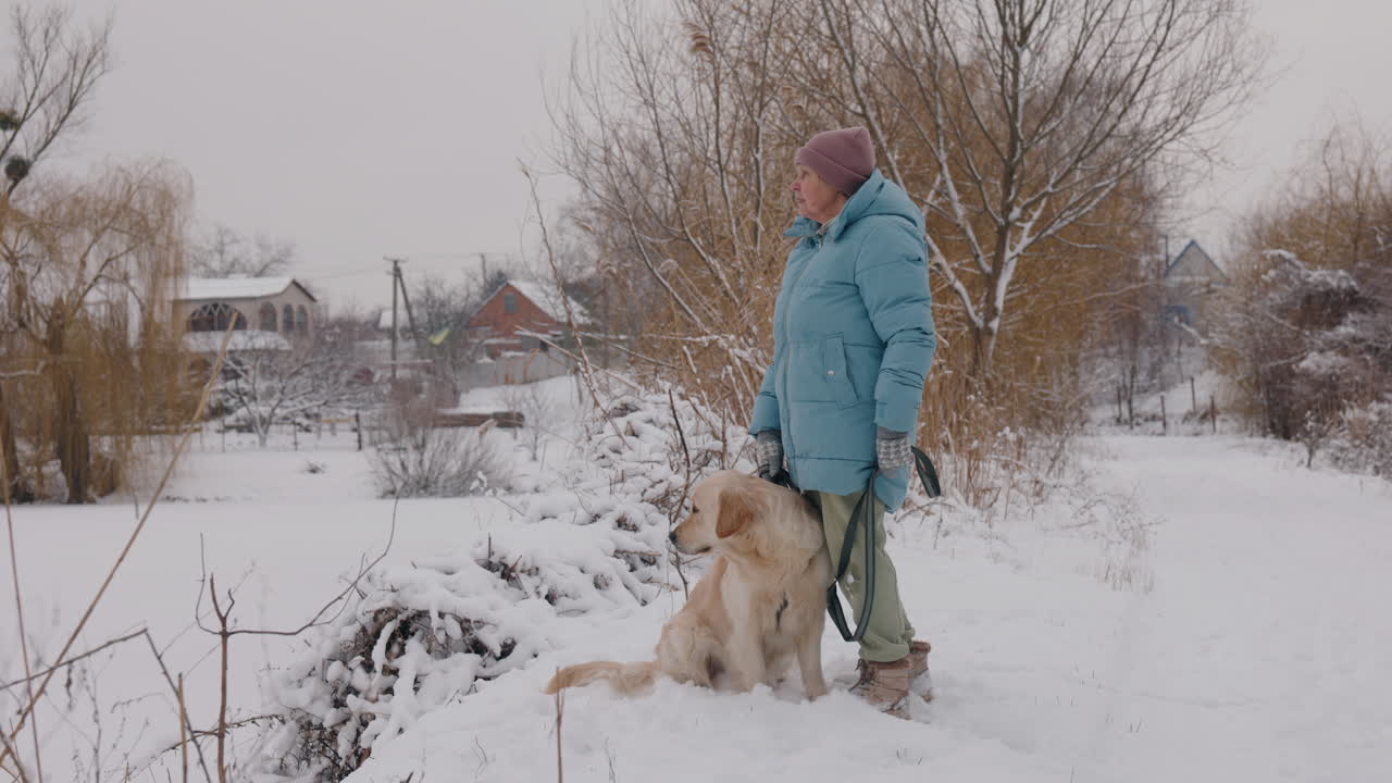 시골 에서 겨울 날 을 즐기는 여자 와 그 의 개