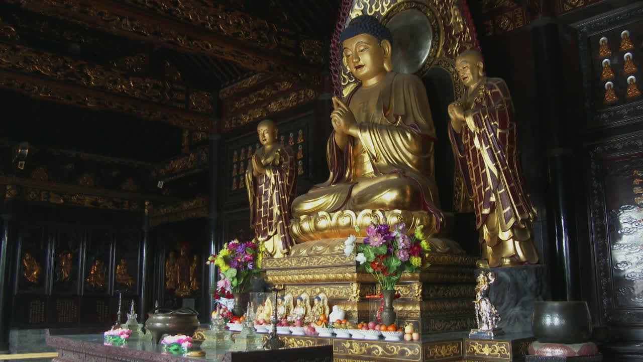 un buda alto se encuentra en un templo budista chino