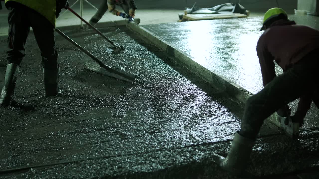 철근 콘크리트: 노동자가 토대를 콘크리트로 만들고, 레버, 철근에 시멘트 모터를 부어, 건축가들은 공장을 짓고, 거를 짓고 있습니다.