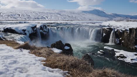 Vista-Panorámica-De-La-Cascada-Godafoss-Durante-Un-Día-Brillante-Y-Nevado,-Islandia