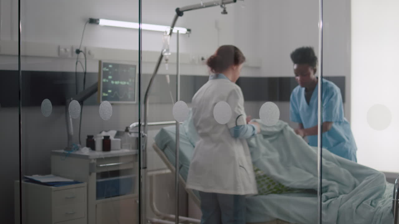 equipo médico ayudando al paciente a acostarse durante una emergencia de enfermedad