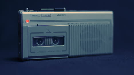 incline hacia arriba hasta la toma completa de la grabadora de microcassette con luz fría