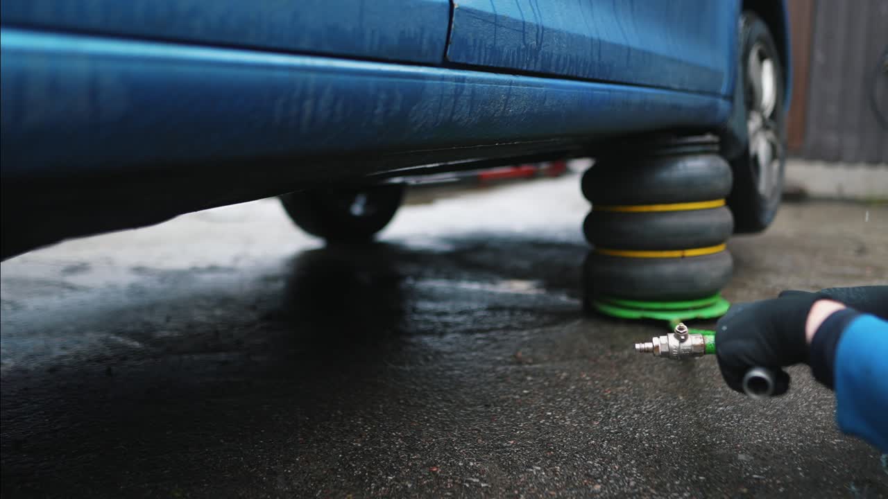 mantenimiento y lavado del tren de aterrizaje del automóvil en invierno