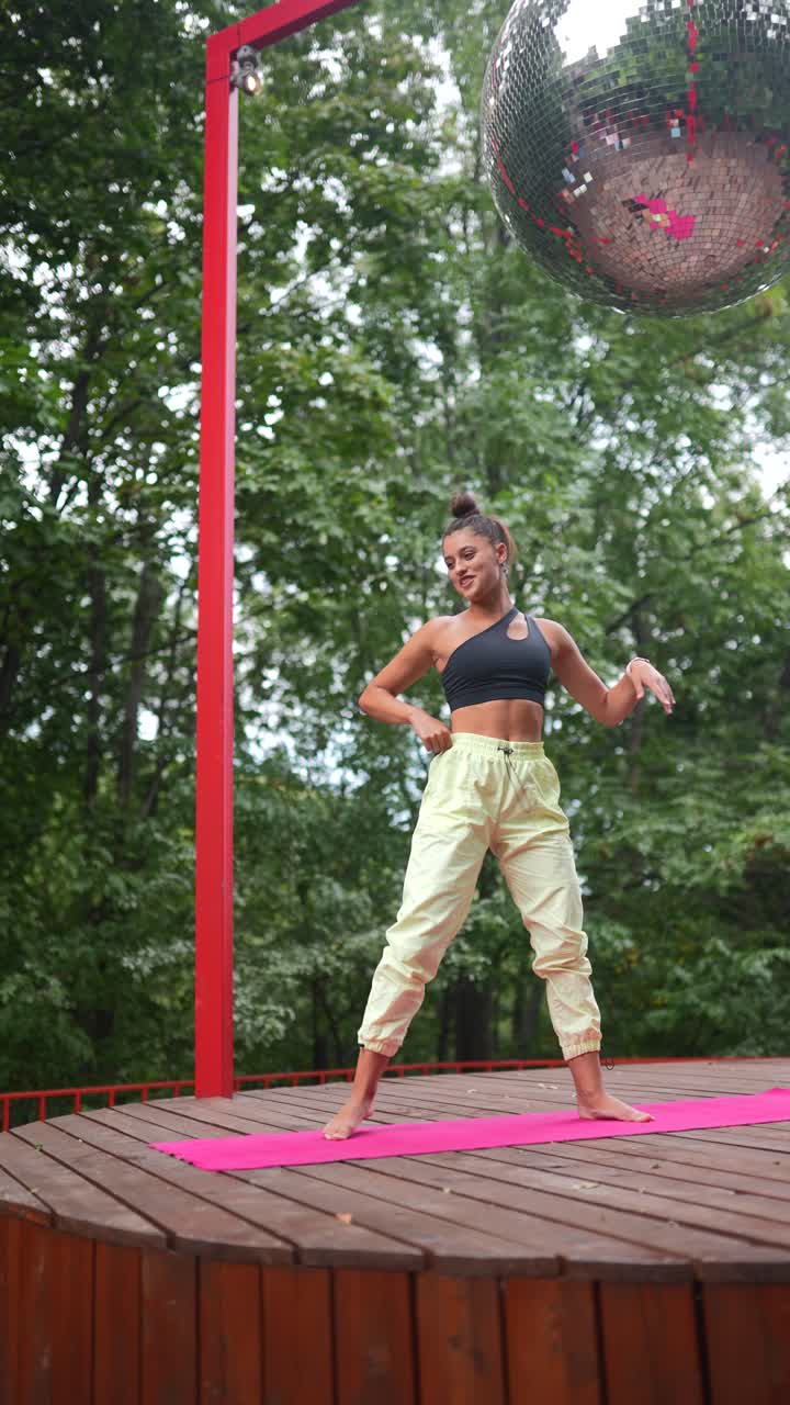 mujer haciendo yoga al aire libre