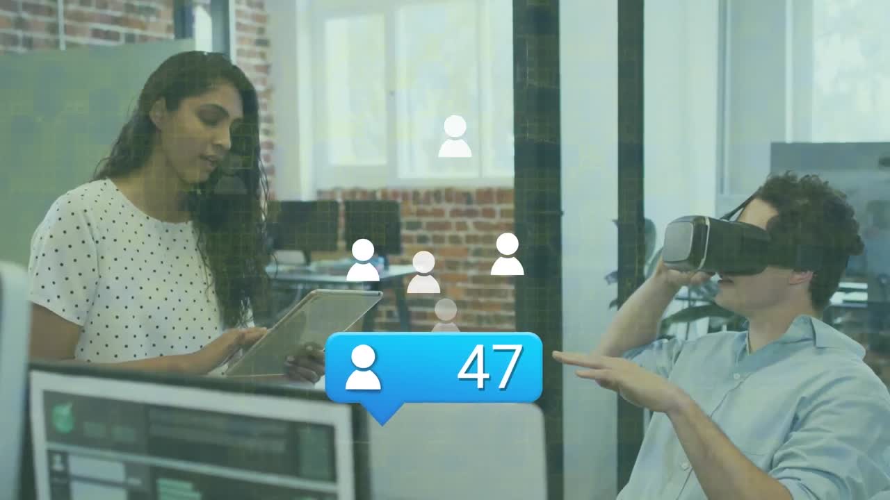 animación de iconos de perfil con números crecientes sobre hombre caucásico usando auriculares vr en la oficina.